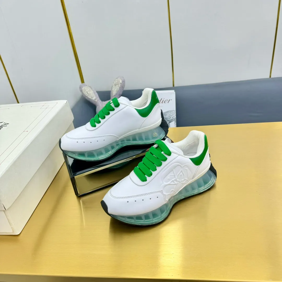 👟👟Ex-factory price 680👟👟 Top version of air cushion bottom, couple size 35-44 🔥ALEXANDER MCQUEEN/Alexander McQueen 2024 new Sprint sports running dad shoes top version Sprint Runner uses white imported environmentally friendly leather splicing and printed concave and convex font technology for the upper and outline Seal logo. Alexander McQueen LUGO logo on the heel and tongue with Alexander McQueen signature. The sneakers feature an oversized runner's sole, which makes running comfortable and convenient. Fabric: Calfskin and cloth Lining: Mesh and sheepskin lining Filled heel non-slip and wear-resistant back cover Foot: Imported PoLo injection molded sheepskin foot Outsole: Air cushion Standard size 35-44 Female size 35-39 Male size 40-44
